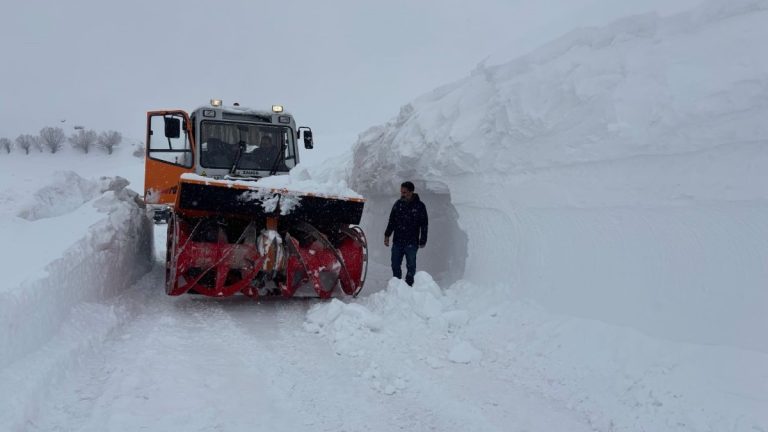 Tunceli’de ekiplerin yolları açmak için çalışması sürüyor