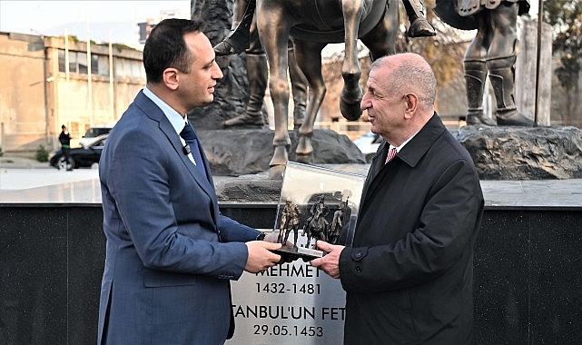 Ümit Özdağ Abide-i Hürriyet Meydanı’na övgü: “Böyle bir yeri görmekten büyük mutluluk duydum.”