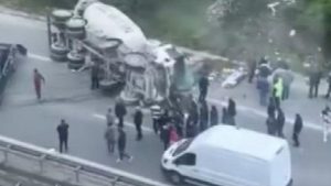 Ümraniye’de araca çarpan beton mikseri devrildi: 1 kişi yaralandı
