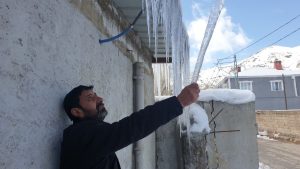 Van’da binalarda 3 metrelik buz sarkıtları oluştu