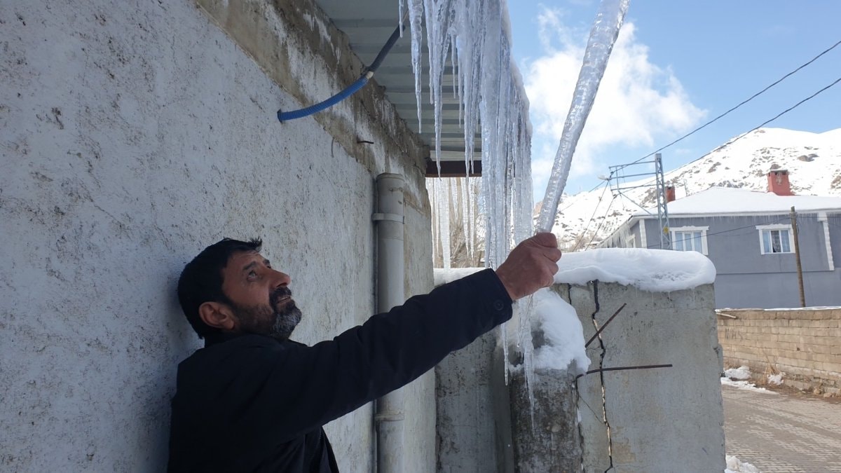 Van’da binalarda 3 metrelik buz sarkıtları oluştu
