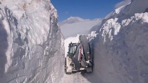 Van’ın İran sınır hattındaki askeri üs bölgelerinde karla mücadele