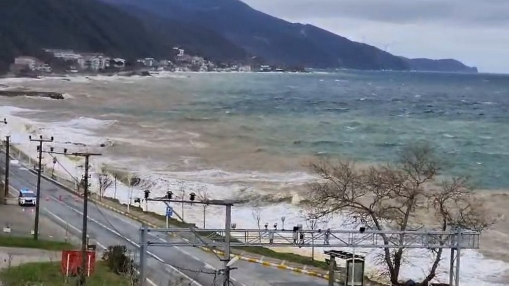Yalova’da fırtına: Dev dalgalar Esenköy kıyılarını vurdu
