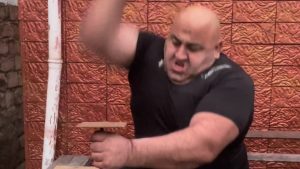 Yumruklarıyla demir çakan Azerbaycanlı