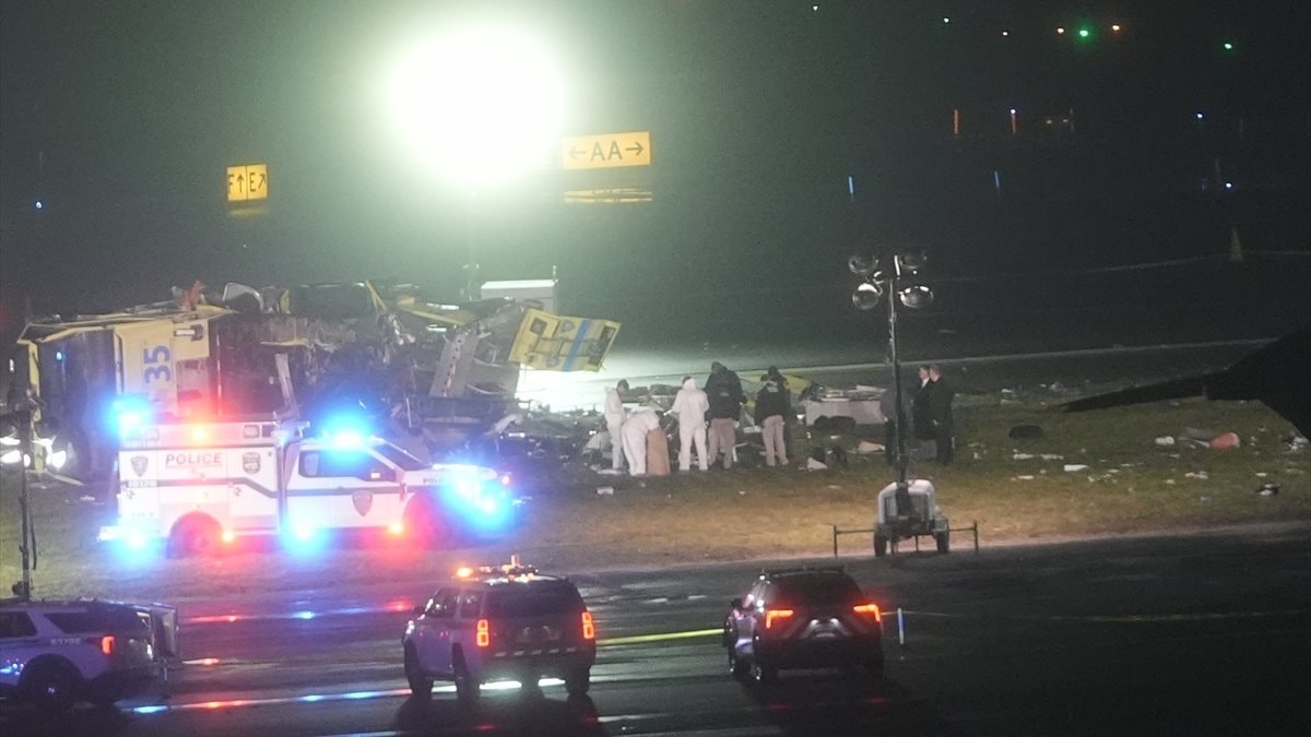 ABD’de iniş yapan uçak itfaiye aracına çarptı: Pilotlar hayatını kaybetti