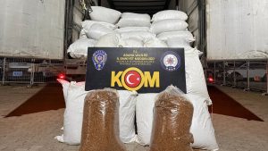Adana’da 3 tondan fazla kaçak tütün ele geçirildi