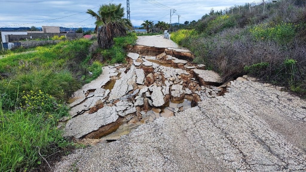 Adana’da sağanak heyelana yol açtı: Yol çöktü, trafik kapatıldı