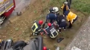 Bartın’da otomobil, kayganlaşan yolda istinat duvarını aşarak düştü: 1 yaralı