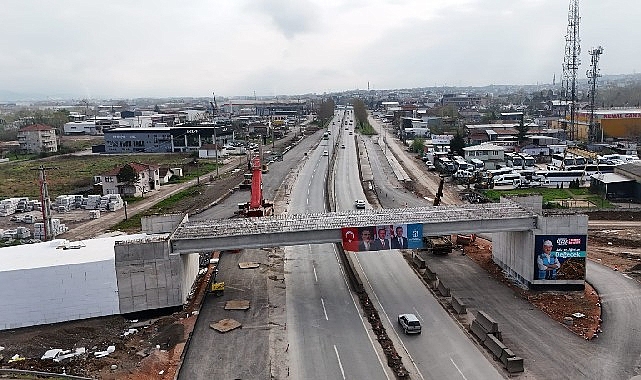 Başiskele Kavşağı’nda dev kirişler 9 saatte yerleştirildi