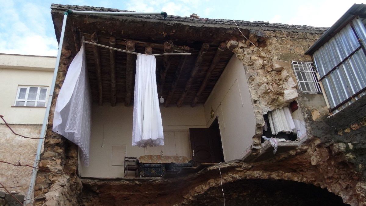 Batman’da sağanak yüzünden ev çöktü