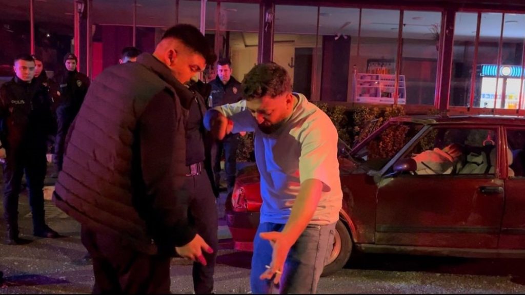 Bursa’da sinir krizi geçiren adam aracının camını kırdı