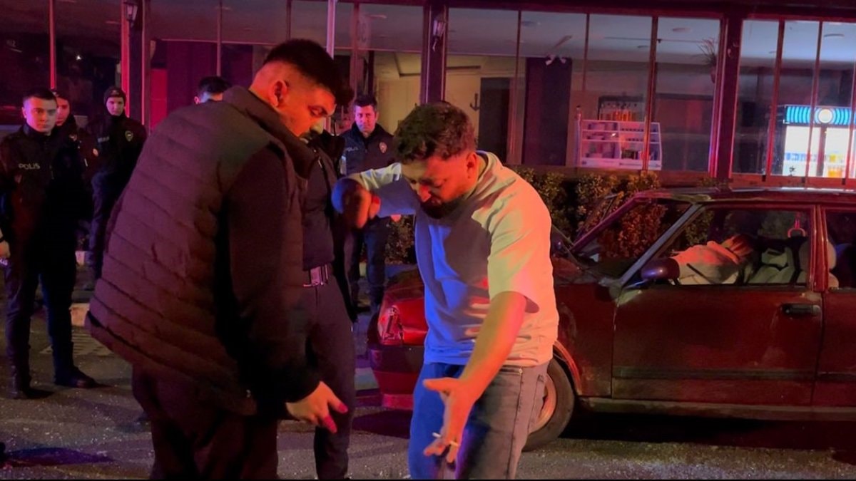 Bursa’da sinir krizi geçiren adam aracının camını kırdı