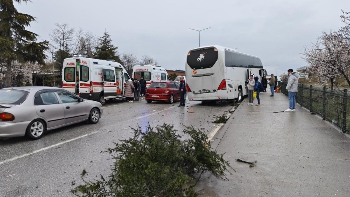 Çorum’da yolcu otobüsü ile minibüs çarpıştı: 7 yaralı