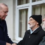 Cumhurbaşkanı Erdoğan, memleketi Rize’de komşuları ile bayramlaştı