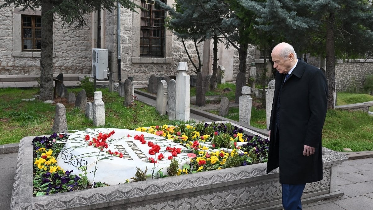 Devlet Bahçeli, Muhsin Yazıcıoğlu’nun kabrini ziyaret etti