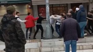 Eyüpsultan’da sokak ortasında yumruklu sopalı kavga