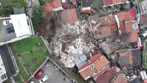 Fatih’te çöken binalarda 1 kişi hayatını kaybederken 10 kişi de yaralandı