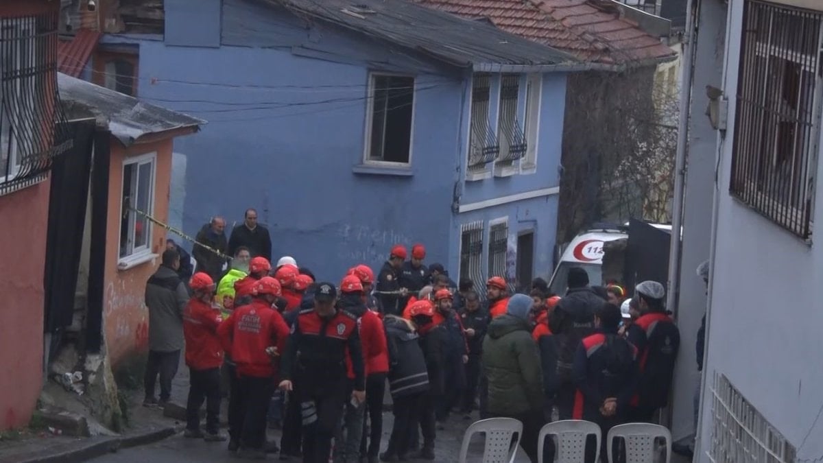 Fatih’te iki binanın çöktüğü mahallenin sakinleri o anları anlattı
