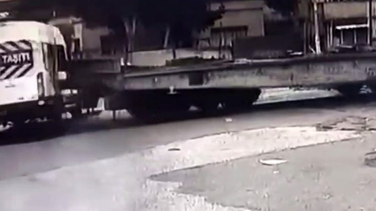 Gaziantep’te hemzemin geçitte tren, öğrenci servisine çarptı