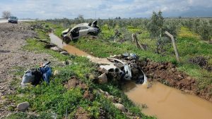 Hatay’da bir sürücü hurdaya dönen araçtan burnu kanamadan çıktı