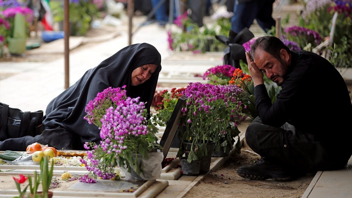 İran’da bayram dolayısıyla mezarlık ziyaretleri yapıldı