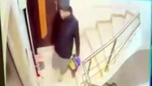 İstanbul’da apartmanda dolaşıp beğendiği ayakkabıları poşete doldurup çaldı