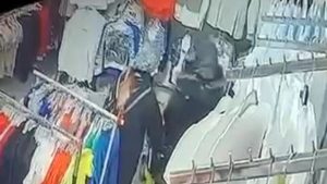 İstanbul’da bayramlık çikolata ve kıyafet çaldılar: Hırsızlık anları kamerada