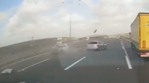 İstanbul’da makas atan sürücünün bariyere çarptığı kaza kamerada