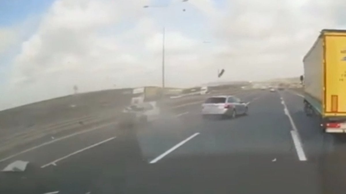 İstanbul’da makas atan sürücünün bariyere çarptığı kaza kamerada