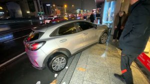 İstanbul’da otomobil kaldırımdaki çocuğa çarptı