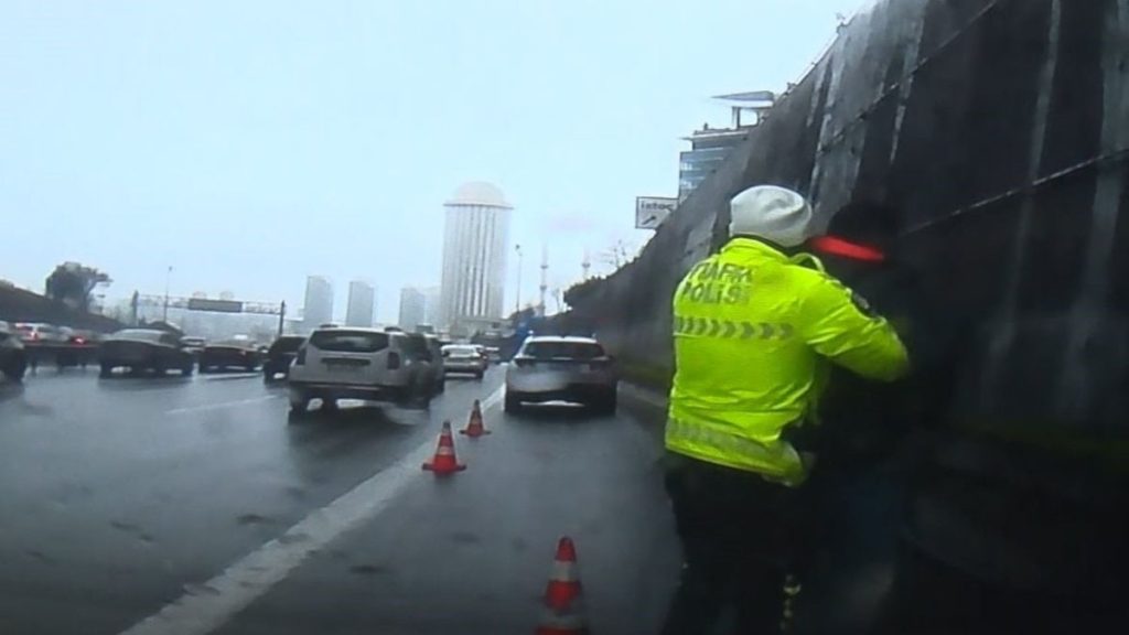 İstanbul’da trafikte boğazına şeker kaçan vatandaşa polisten Heimlich manevrası