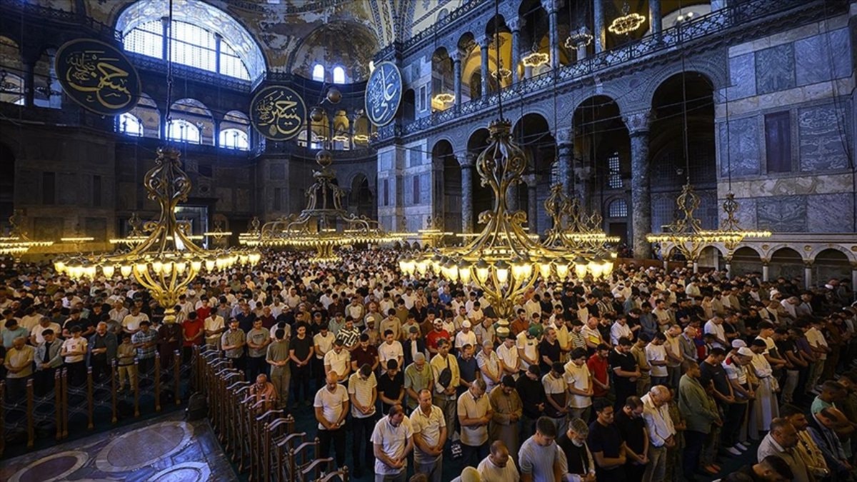 İstanbul’daki camilerde bayram namazı kılındı