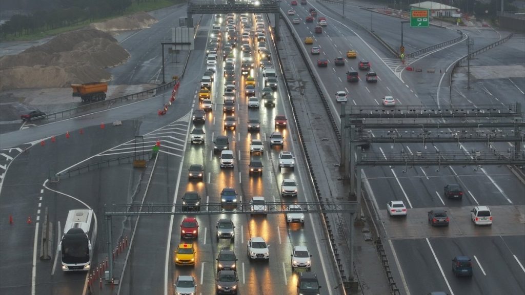 İstanbullular bayramın son gününde yola koyuldu: Çamlıca gişelerinde yoğunluk oluştu