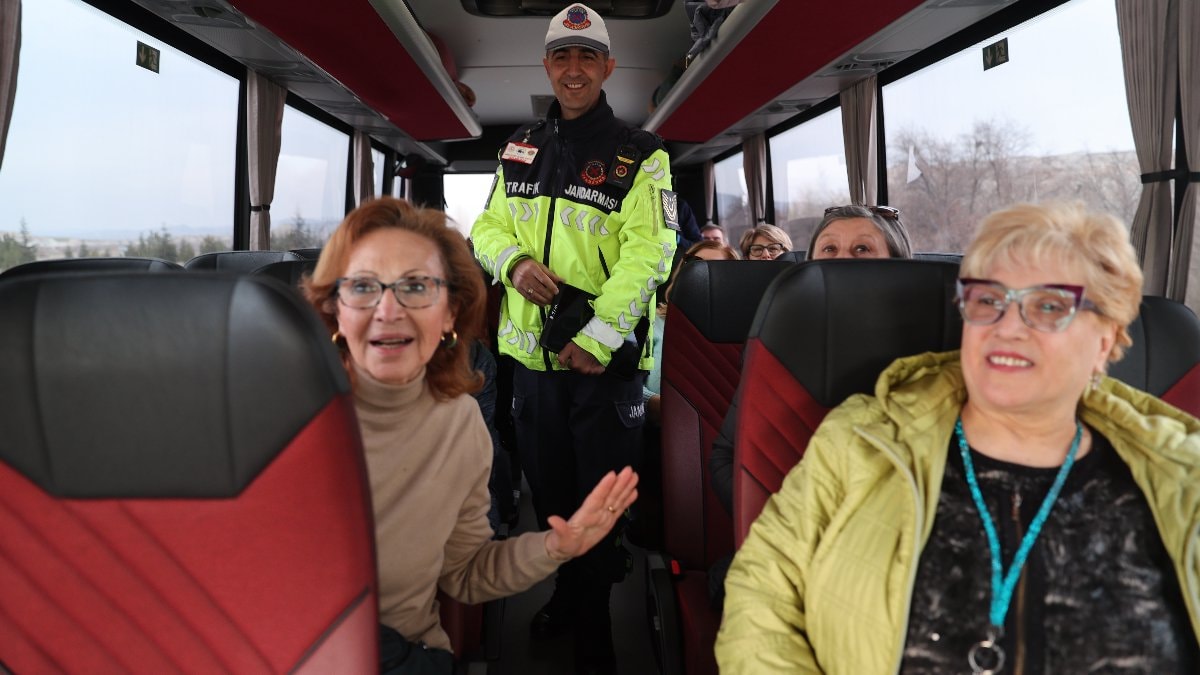Jandarma sürücülere kuralları hatırlattı, şeker ve kolonya ikram etti