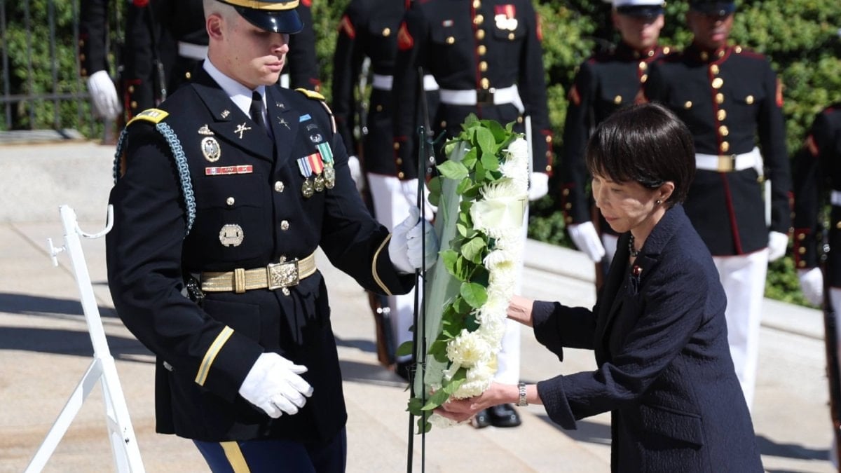 Japonya Başbakanı, atom bombası atan pilotun mezarını ziyaret etti