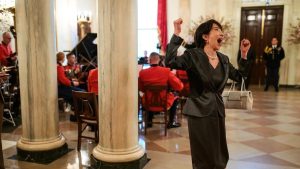 Japonya Başbakanı Takaiçi, Beyaz Saray’daki akşam yemeğinde dikkat çekti