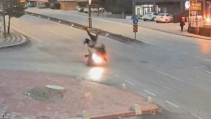 Karaman’da motosikletin çarptığı yaya havaya uçtu