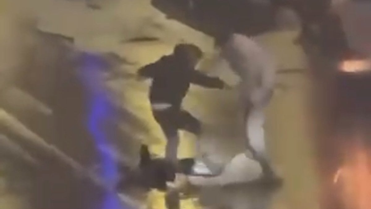 Kocaeli’de bir vatandaşı sokak ortasında darbeden iki şahıs tutuklandı