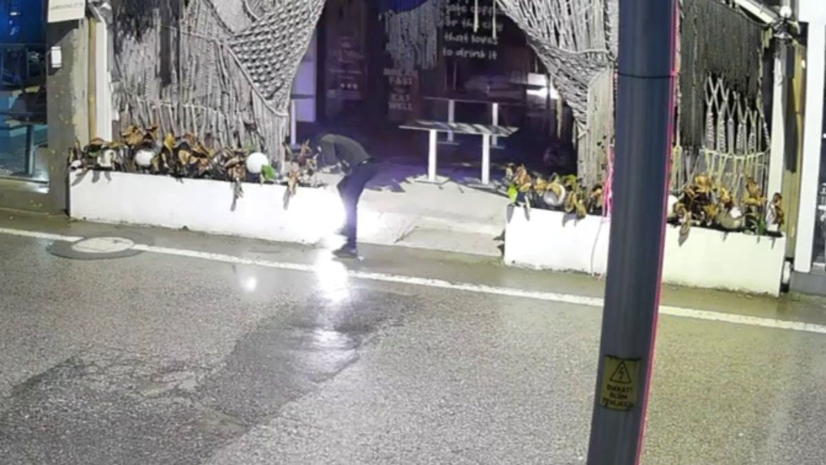 Kocaeli’de kafeyi kundaklayan şahıs güvenlik kamerasına yakalandı