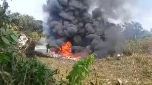 Kolombiya’da nakliye uçağı düştü: İçinde 110 askeri personel bulunuyor