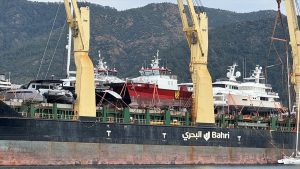 Marmaris’e kargo gemisiyle lüks motor yatlar getirildi
