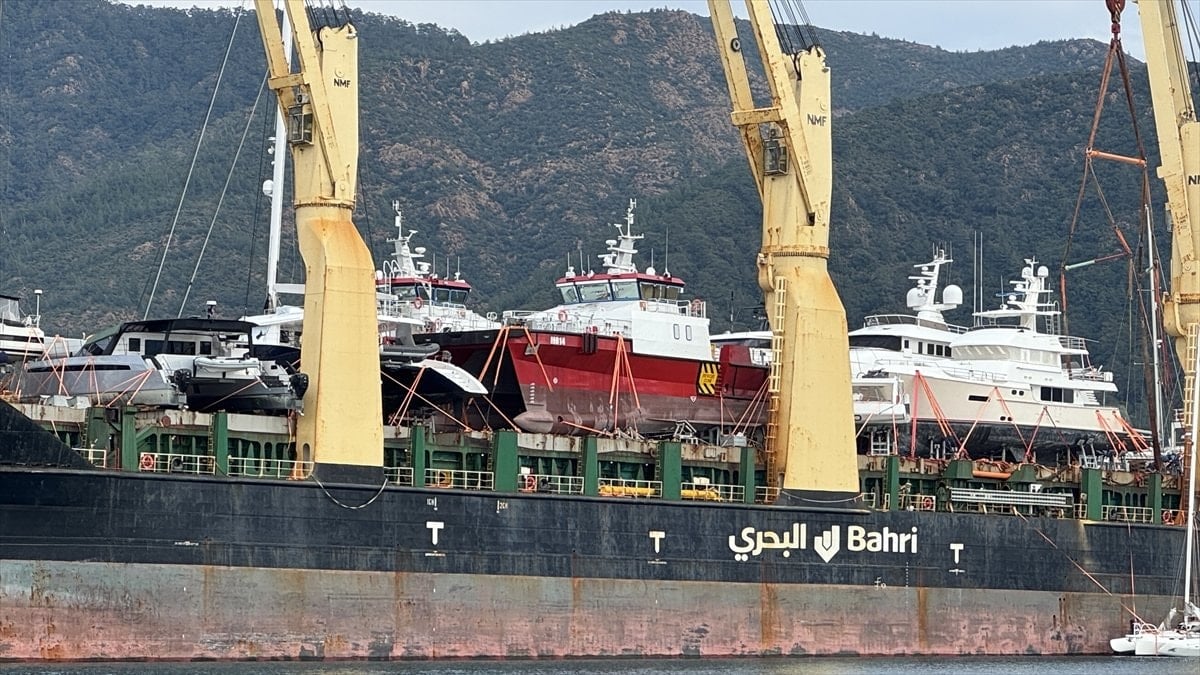 Marmaris’e kargo gemisiyle lüks motor yatlar getirildi