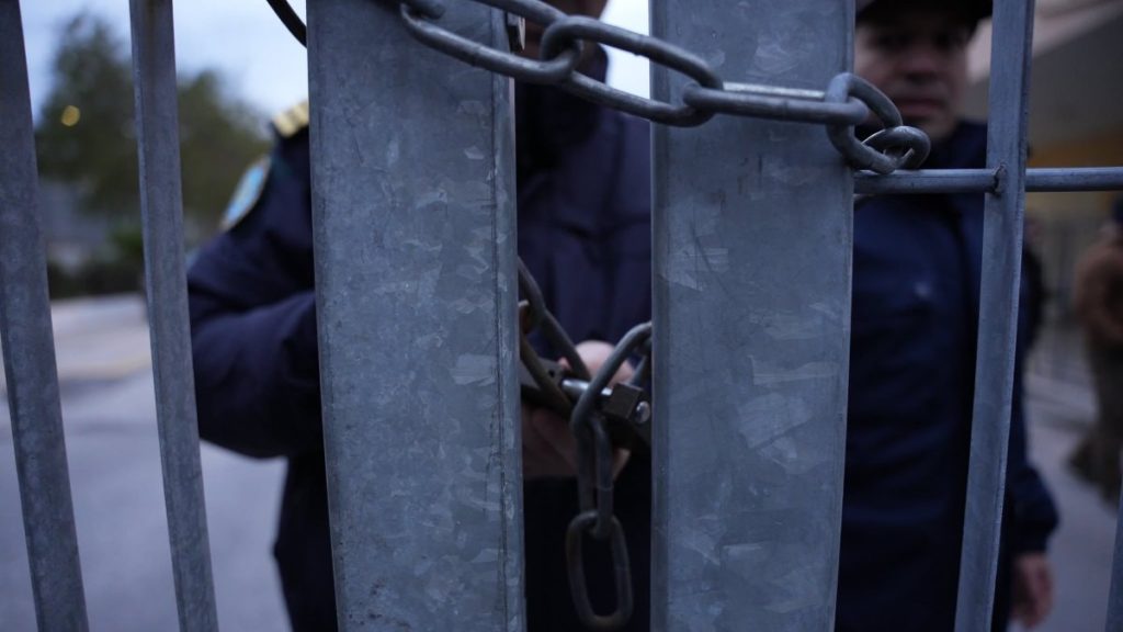 Midilli Adası’nda mahsur kalan Türk turistler, yurda döndü