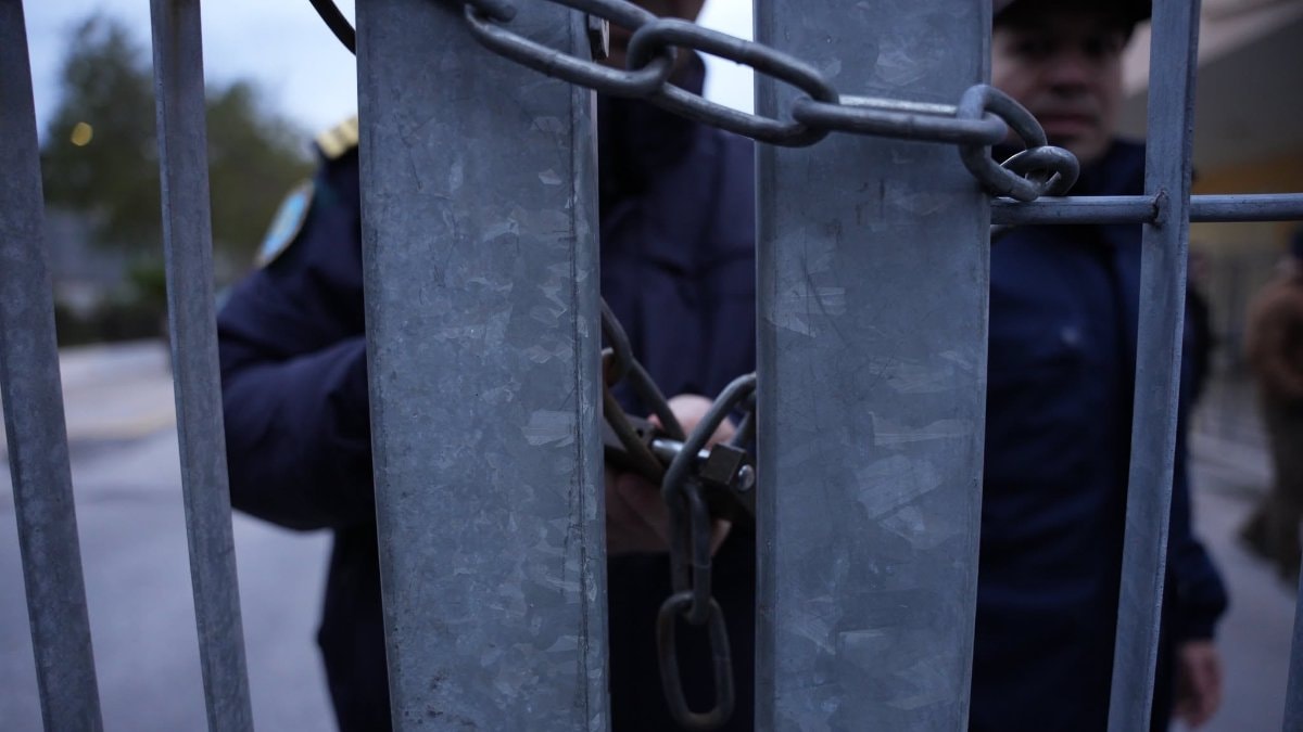 Midilli Adası’nda mahsur kalan Türk turistler, yurda döndü