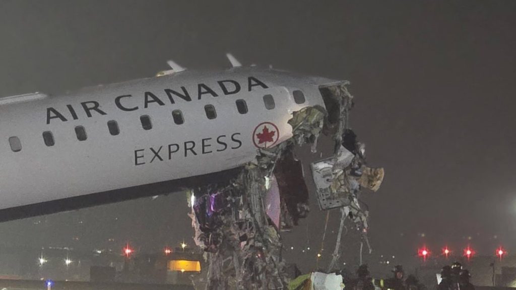 New York’taki havalimanında uçakla itfaiye aracı çarpıştı