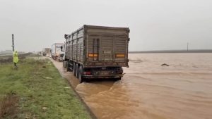 Nusaybin’de sağanak sonrası yaşanan selde evleri su bastı