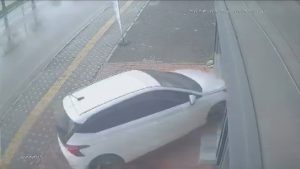 Osmaniye’de otomobilin iş yerine daldığı kaza kameraya yansıdı