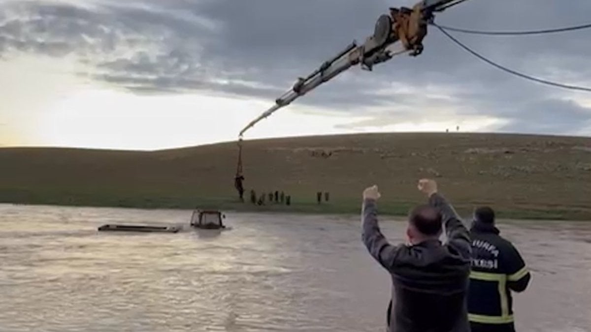 Şanlıurfa’da derede mahsur kalan traktörün sürücüsü vinçle çıkarıldı