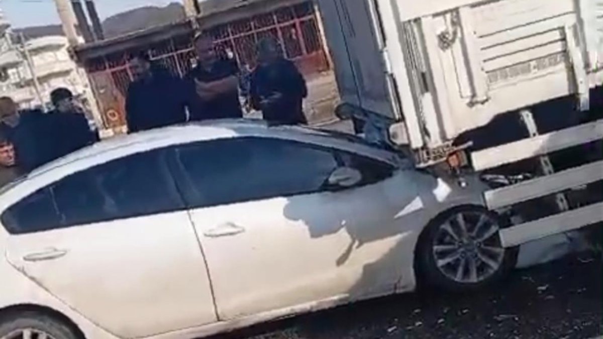 Siirt’te kırmızı ışıkta kaza: Otomobil tıra çarptı