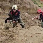 Torbalı’da çamura saplanan iki çocuğu itfaiye kurtardı